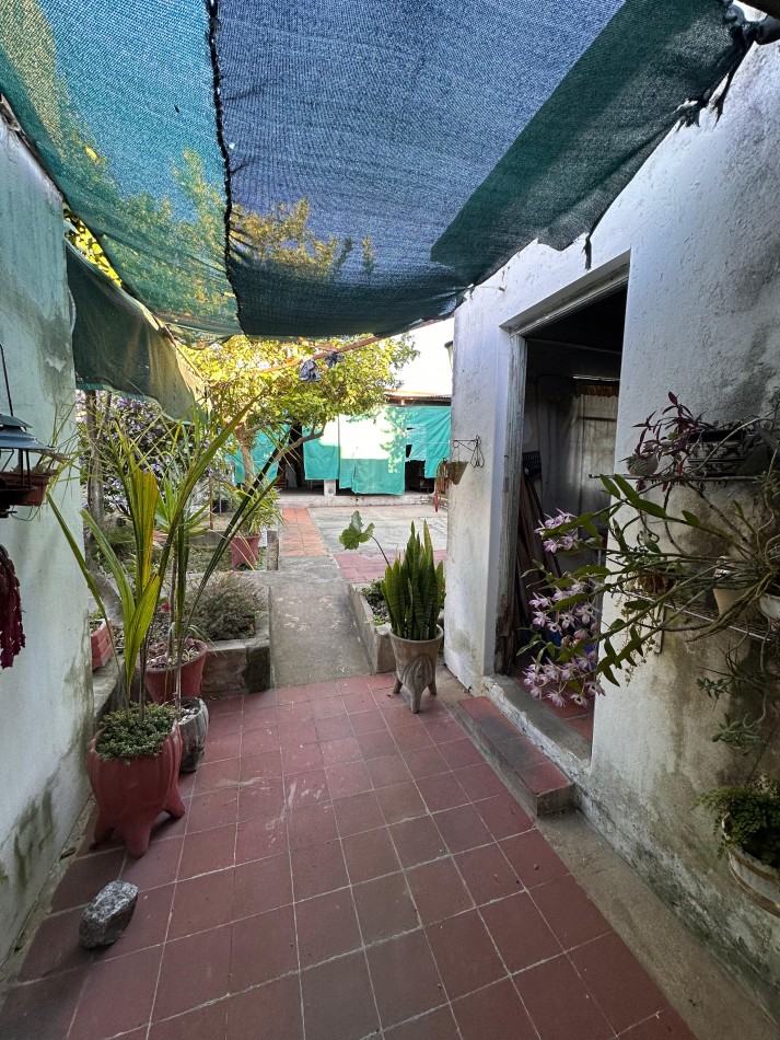 VENDO CASA 3 DORMITORIOS, 2 BAÑOS, COCHERA, PATIO Y QUINCHO.  ZONA CENTRO U$D 110.000 .