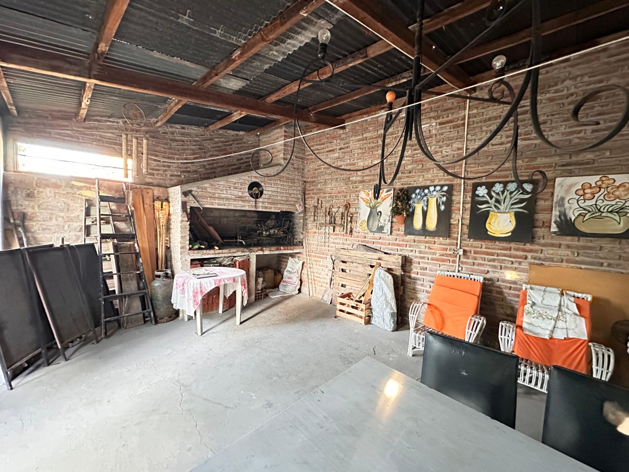 VENDO CASA 3 DORMITORIOS, 2 BAÑOS, COCHERA, PATIO Y QUINCHO.  ZONA CENTRO U$D 110.000 .