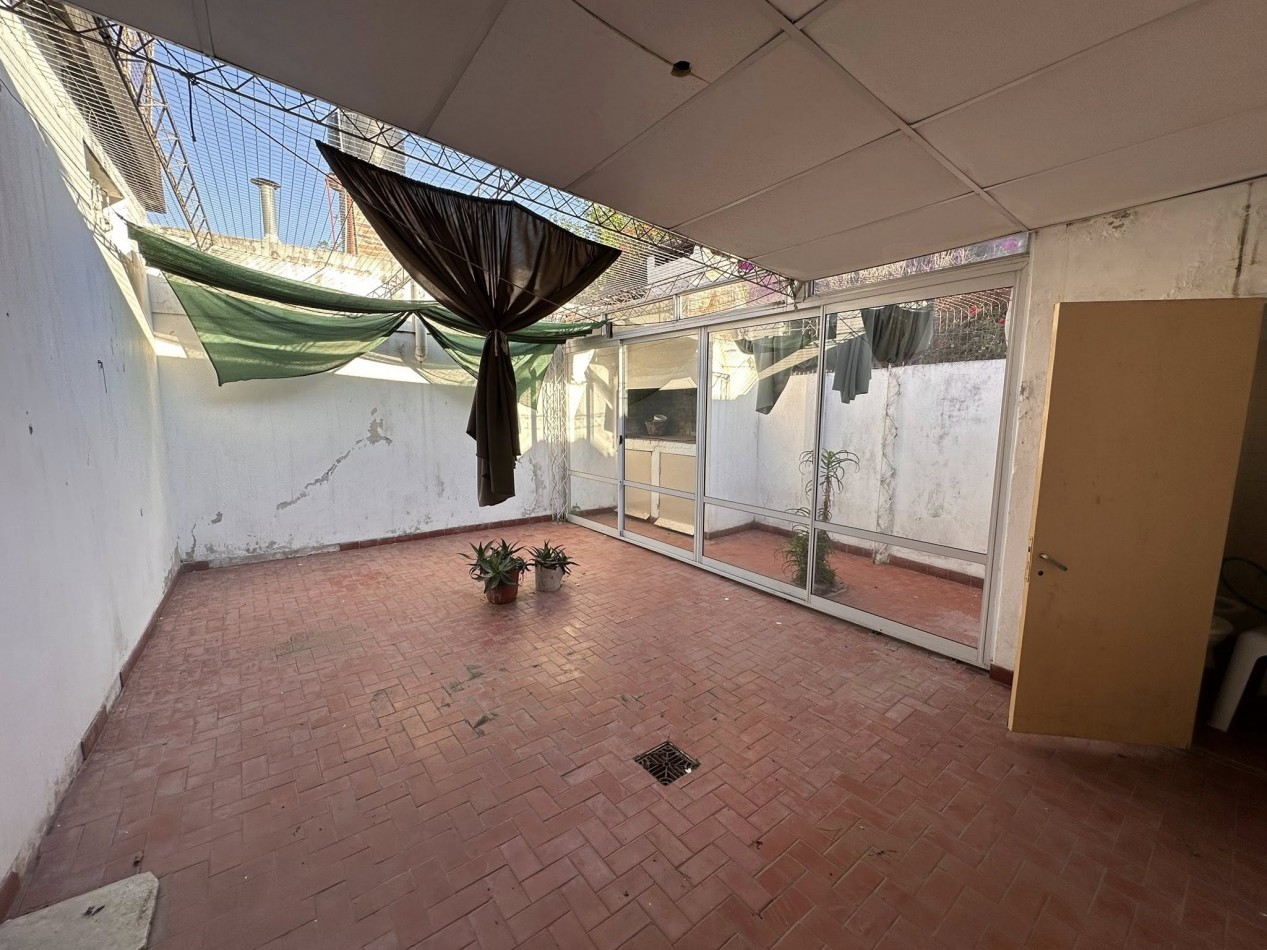 VENDO CASA A MODERNIZAR. 2 DORM. 2 BAÑOS