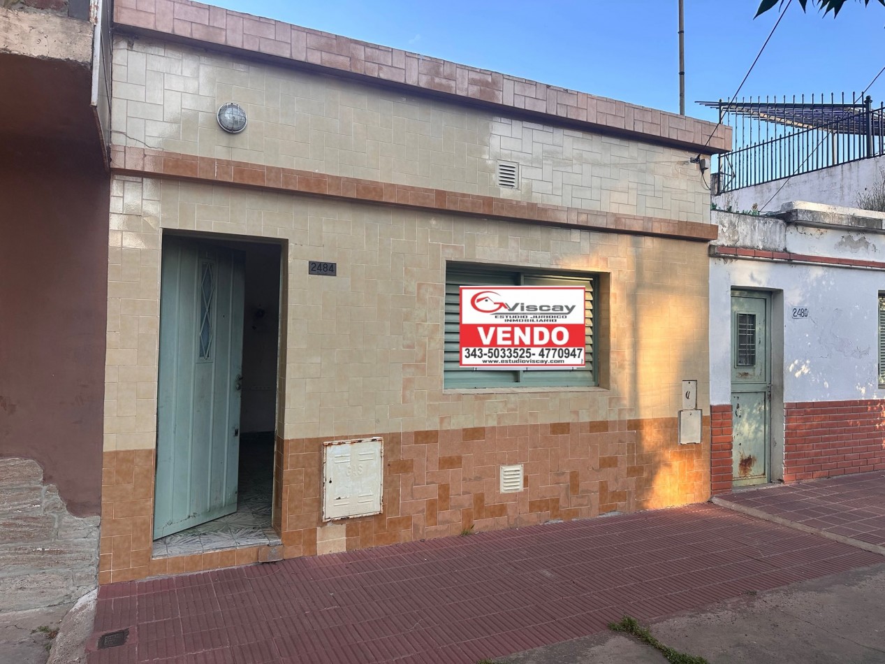 VENDO CASA A MODERNIZAR. 2 DORM. 2 BAÑOS