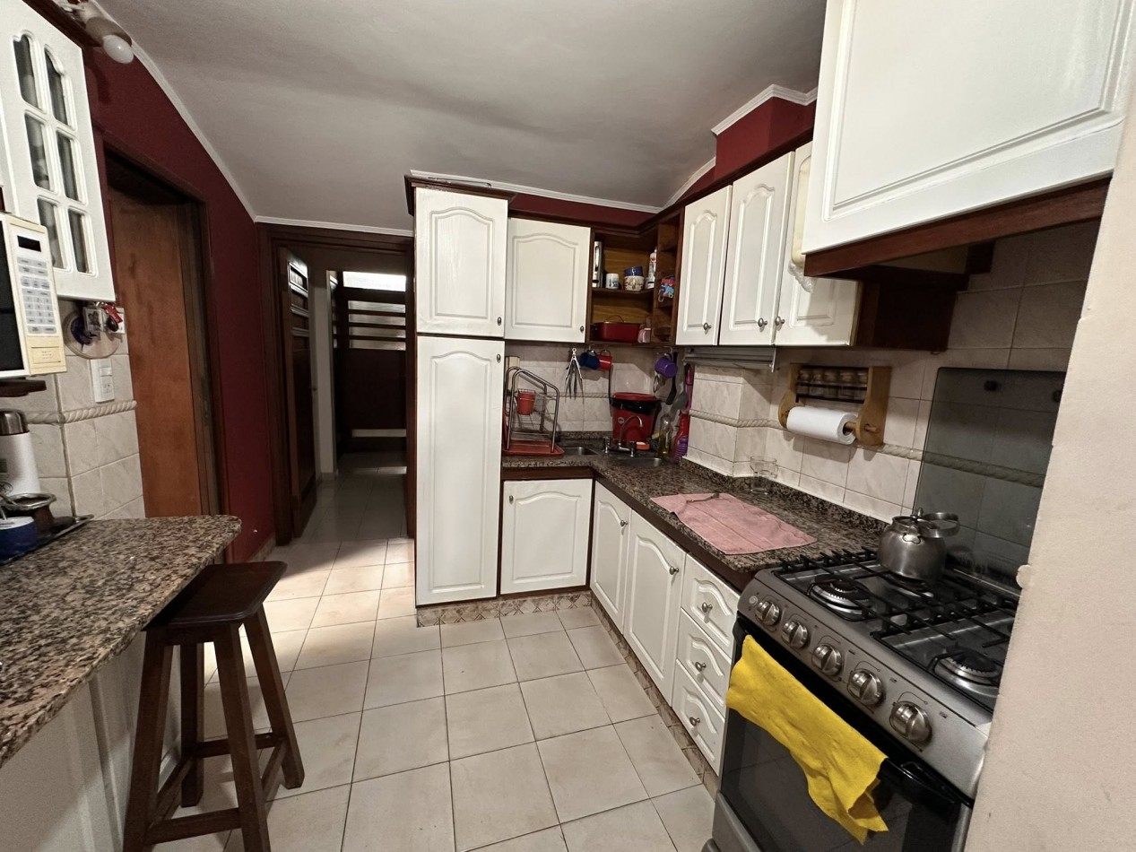 VENDO HERMOSA CASA ZONA 5 ESQUINAS. CALLE ALSINA