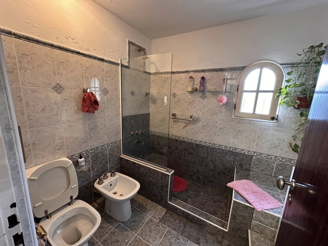 VENDO HERMOSA CASA ZONA 5 ESQUINAS. CALLE ALSINA