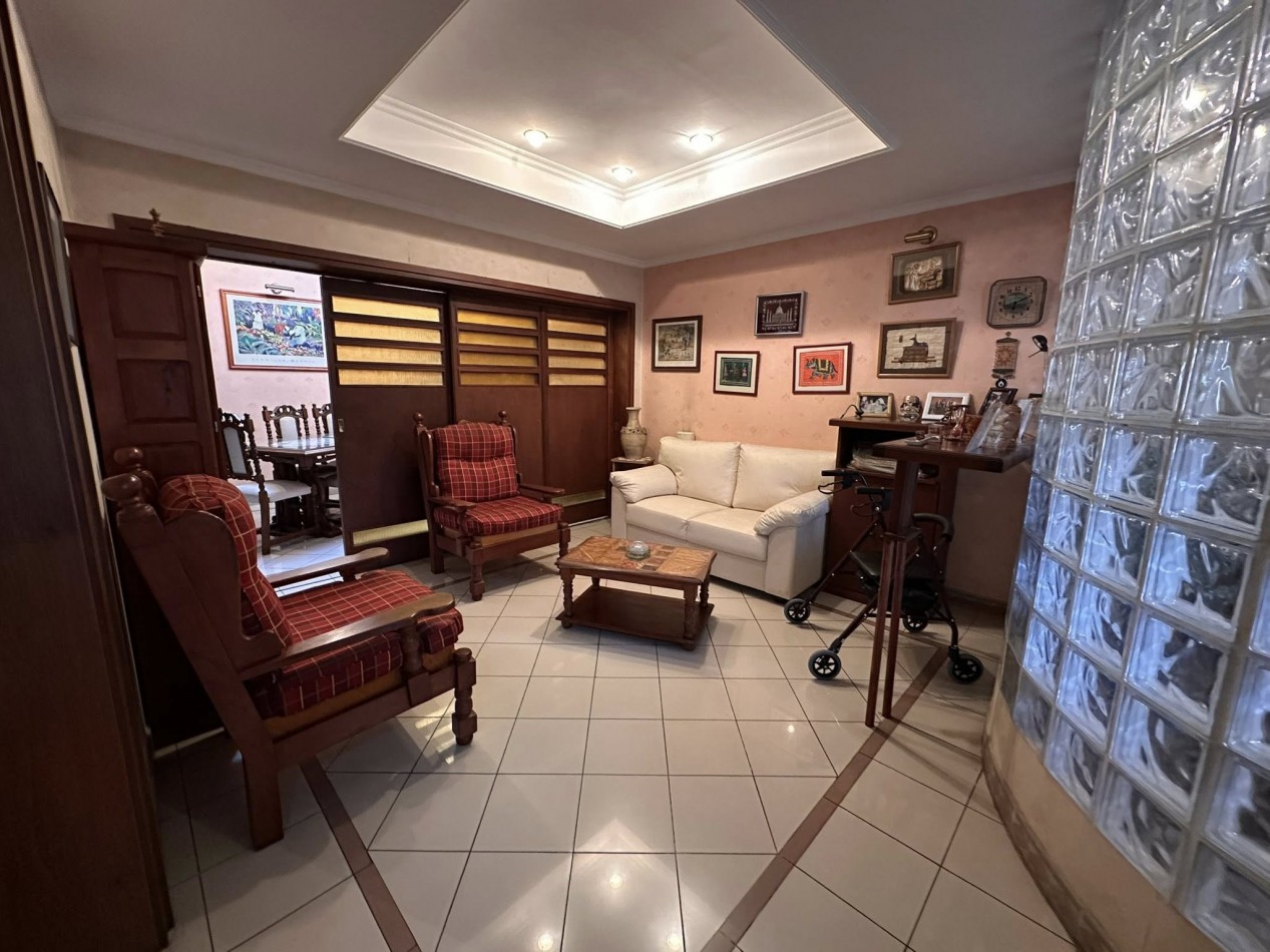 VENDO HERMOSA CASA ZONA 5 ESQUINAS. CALLE ALSINA