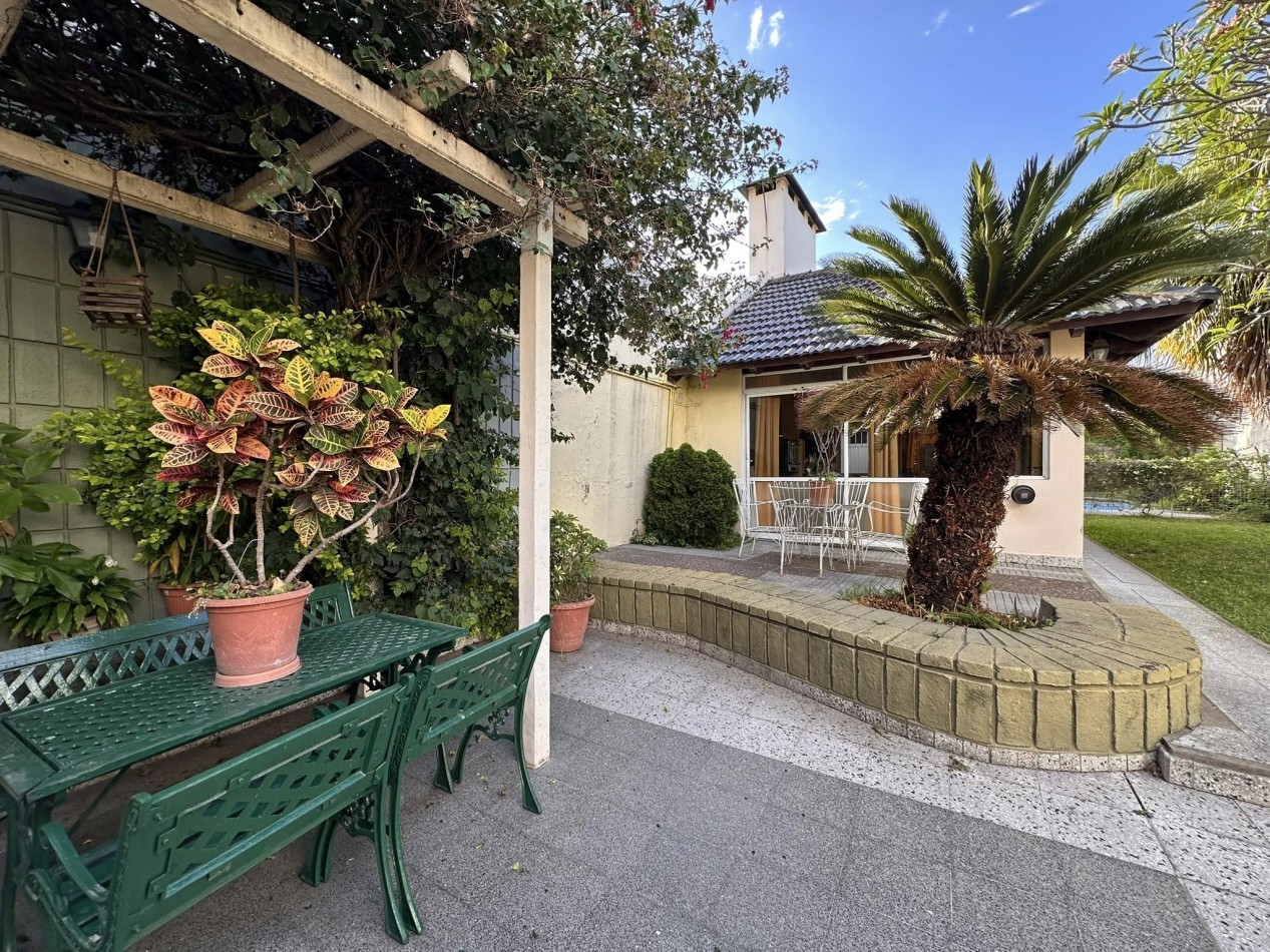 VENDO HERMOSA CASA ZONA 5 ESQUINAS. CALLE ALSINA