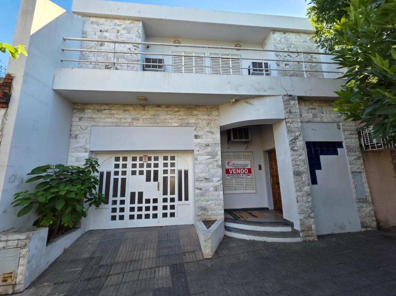 VENDO IMPORTANTE CASA CENTRICA 5 DORMITORIOS, 2 COCHERAS, PILETA U$D 195.000.-