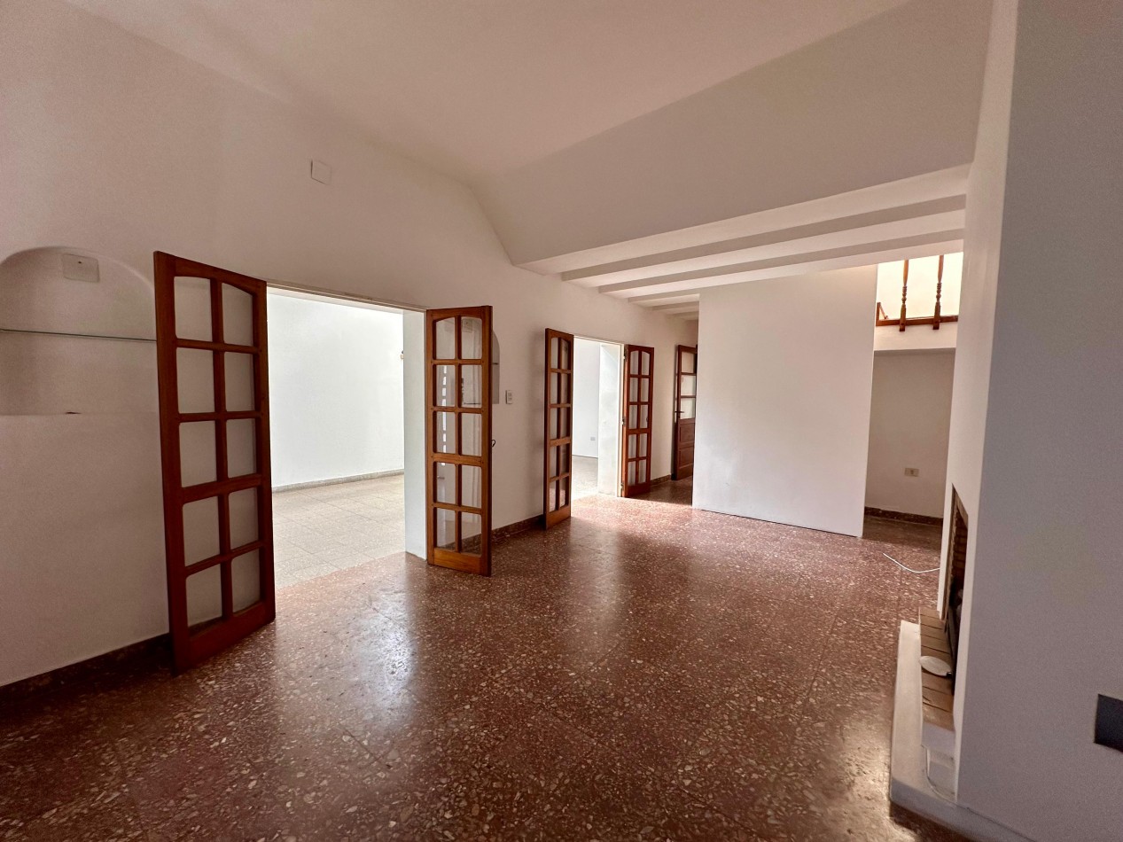 VENDO IMPORTANTE CASA CENTRICA 5 DORMITORIOS, 2 COCHERAS, PILETA U$D 195.000.-