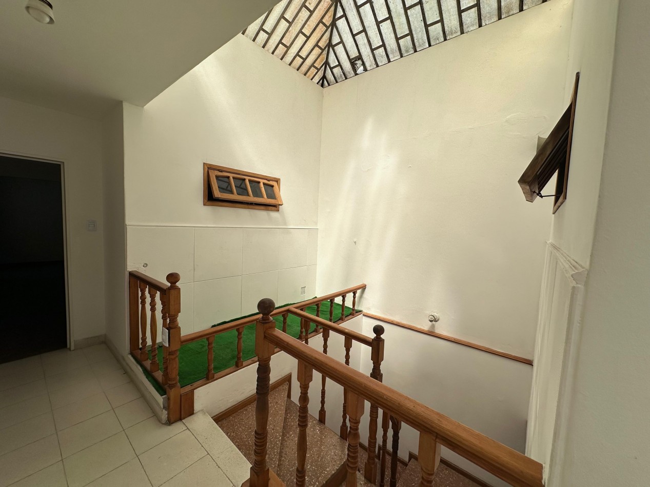 VENDO IMPORTANTE CASA CENTRICA 5 DORMITORIOS, 2 COCHERAS, PILETA U$D 195.000.-