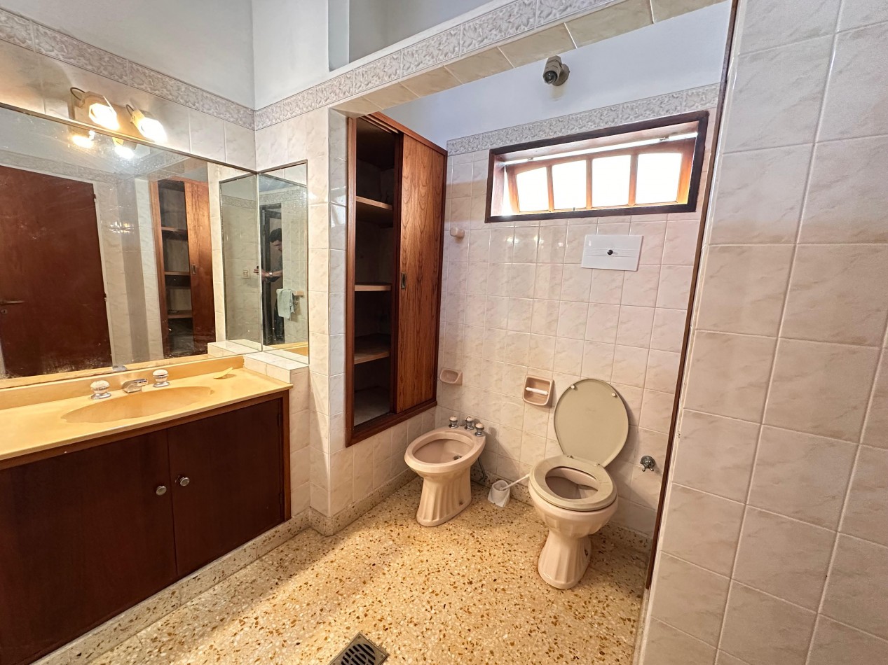 VENDO IMPORTANTE CASA CENTRICA 5 DORMITORIOS, 2 COCHERAS, PILETA U$D 195.000.-