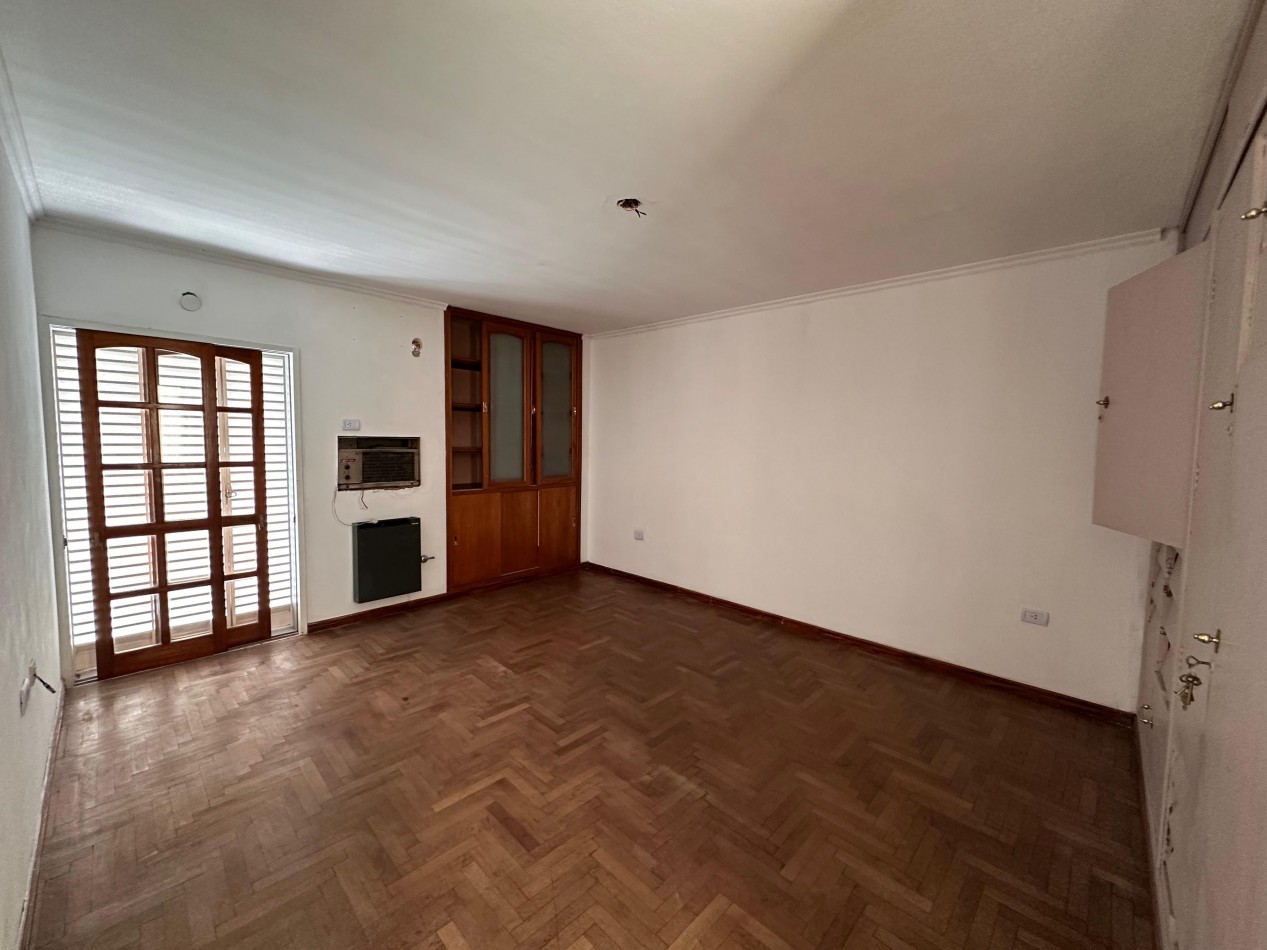 VENDO IMPORTANTE CASA CENTRICA 5 DORMITORIOS, 2 COCHERAS, PILETA U$D 195.000.-