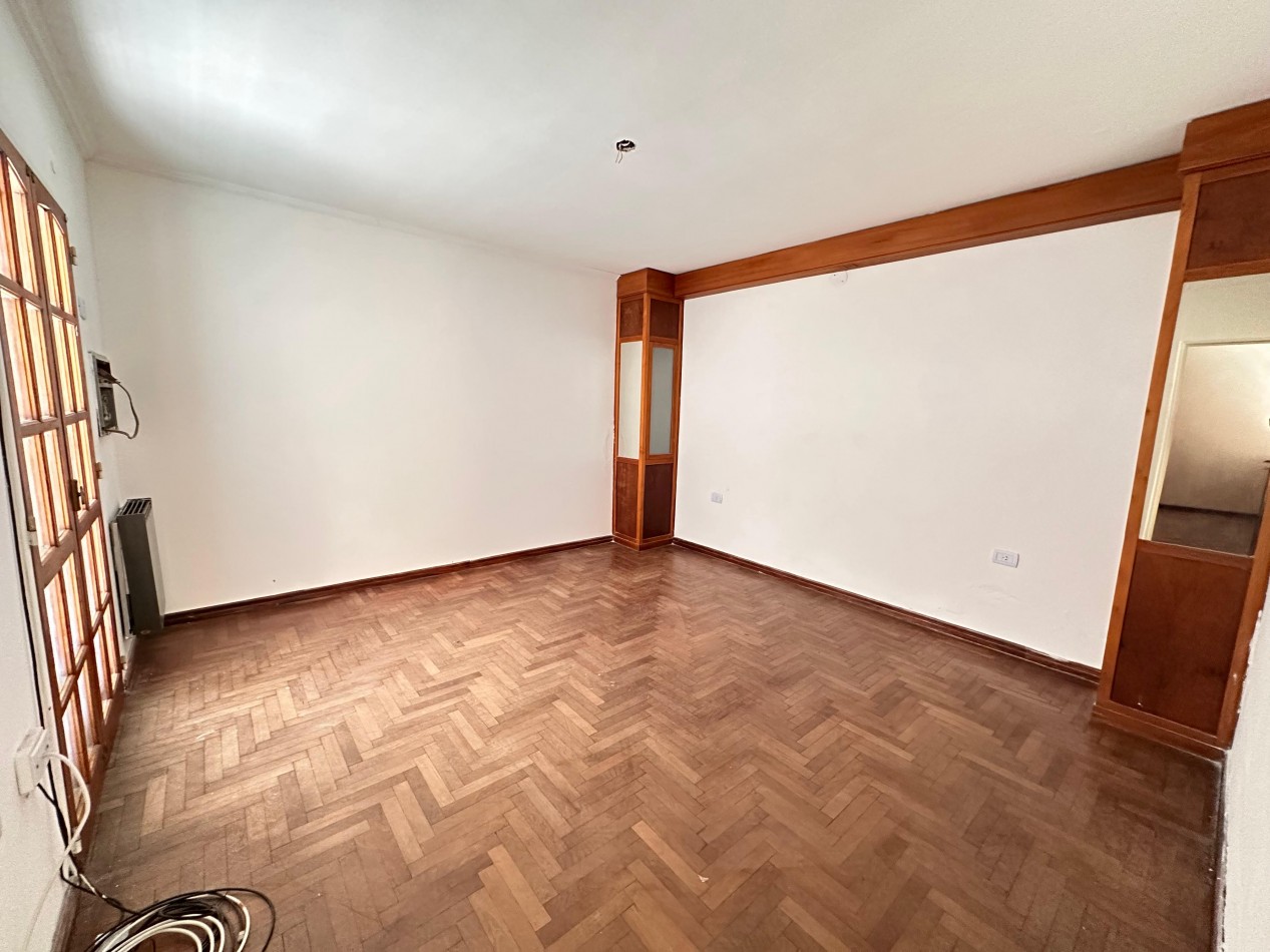 VENDO IMPORTANTE CASA CENTRICA 5 DORMITORIOS, 2 COCHERAS, PILETA U$D 195.000.-