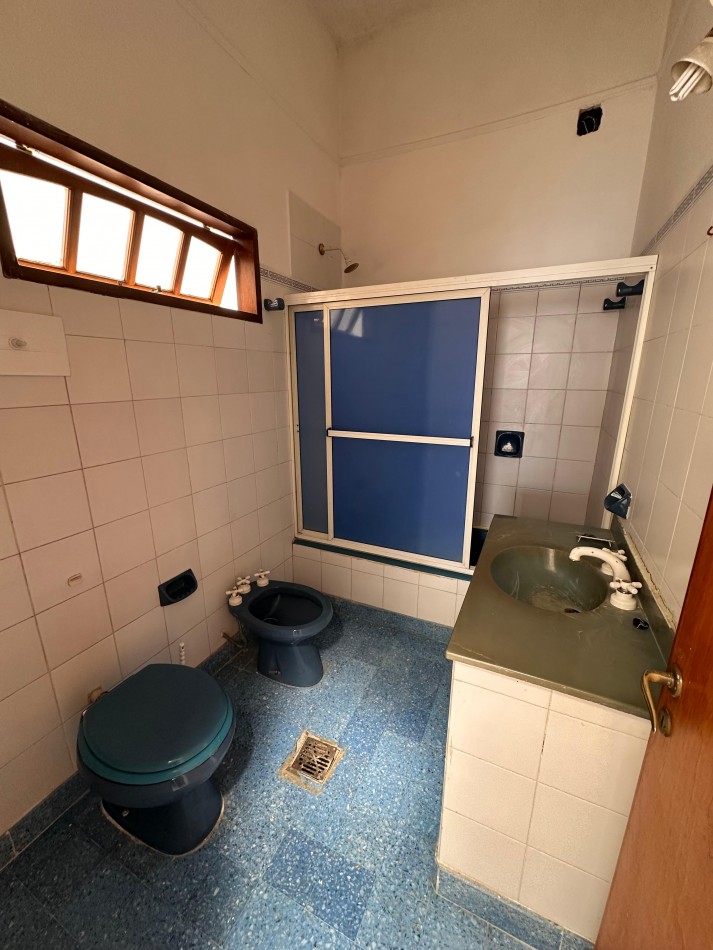 VENDO IMPORTANTE CASA CENTRICA 5 DORMITORIOS, 2 COCHERAS, PILETA U$D 195.000.-