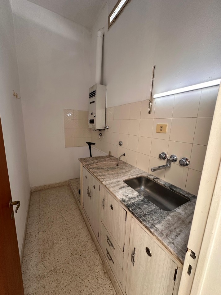 VENDO IMPORTANTE CASA CENTRICA 5 DORMITORIOS, 2 COCHERAS, PILETA U$D 195.000.-