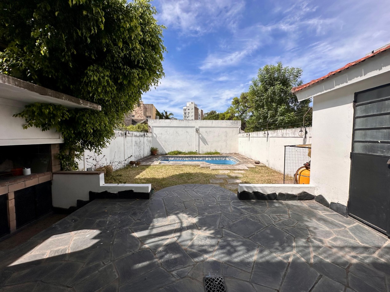 VENDO IMPORTANTE CASA CENTRICA 5 DORMITORIOS, 2 COCHERAS, PILETA U$D 195.000.-