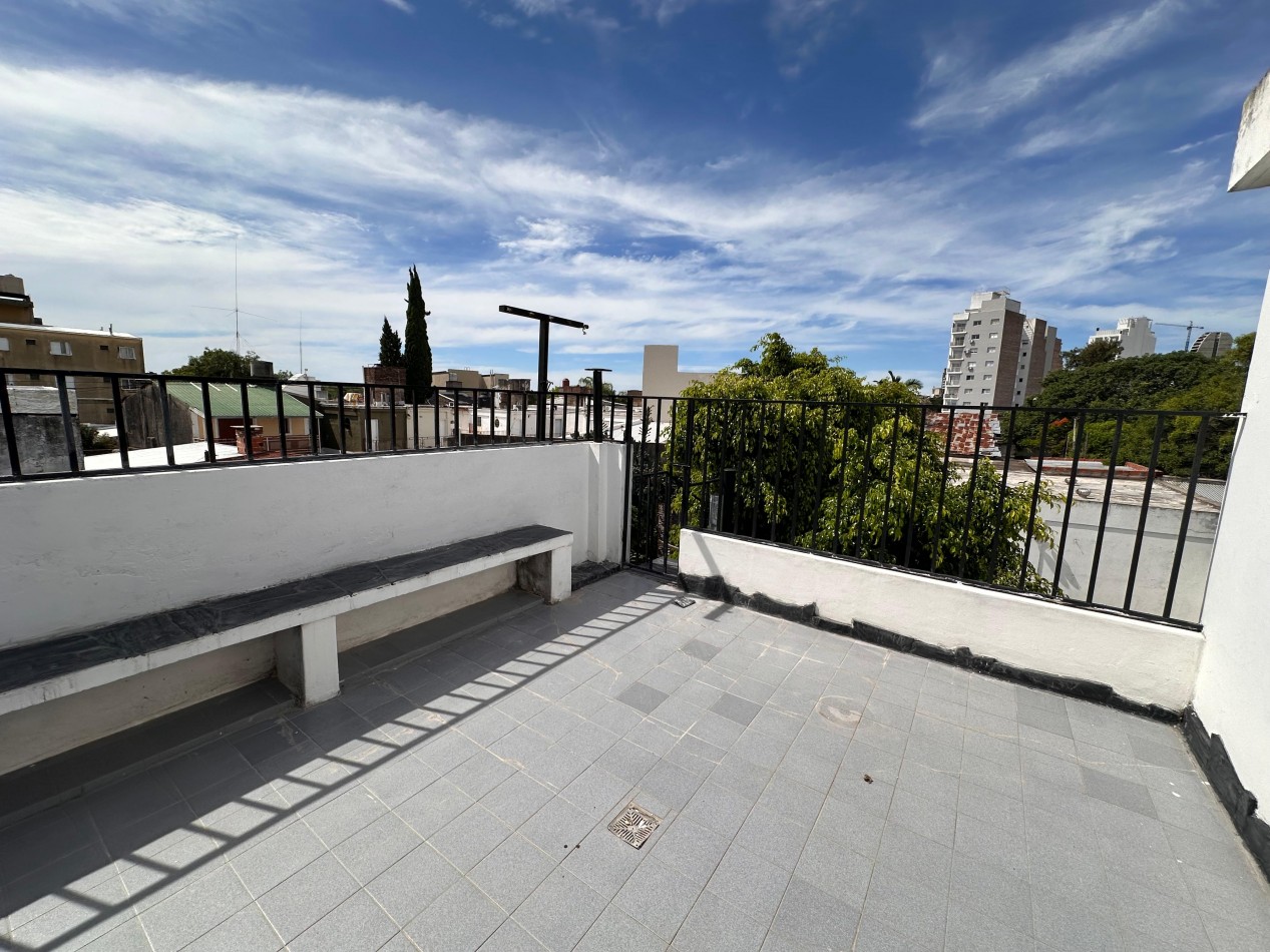 VENDO IMPORTANTE CASA CENTRICA 5 DORMITORIOS, 2 COCHERAS, PILETA U$D 195.000.-
