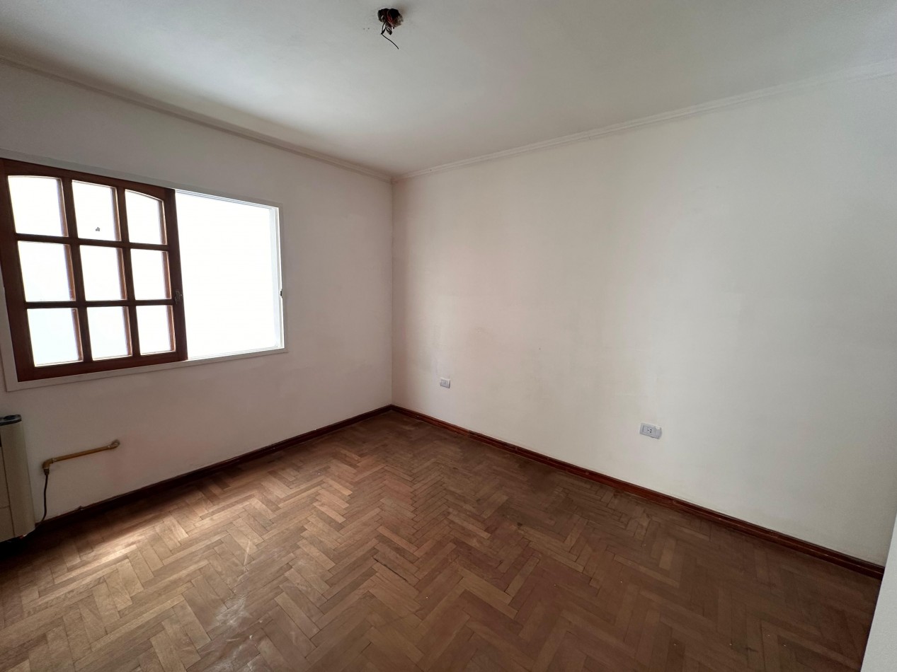 VENDO IMPORTANTE CASA CENTRICA 5 DORMITORIOS, 2 COCHERAS, PILETA U$D 195.000.-