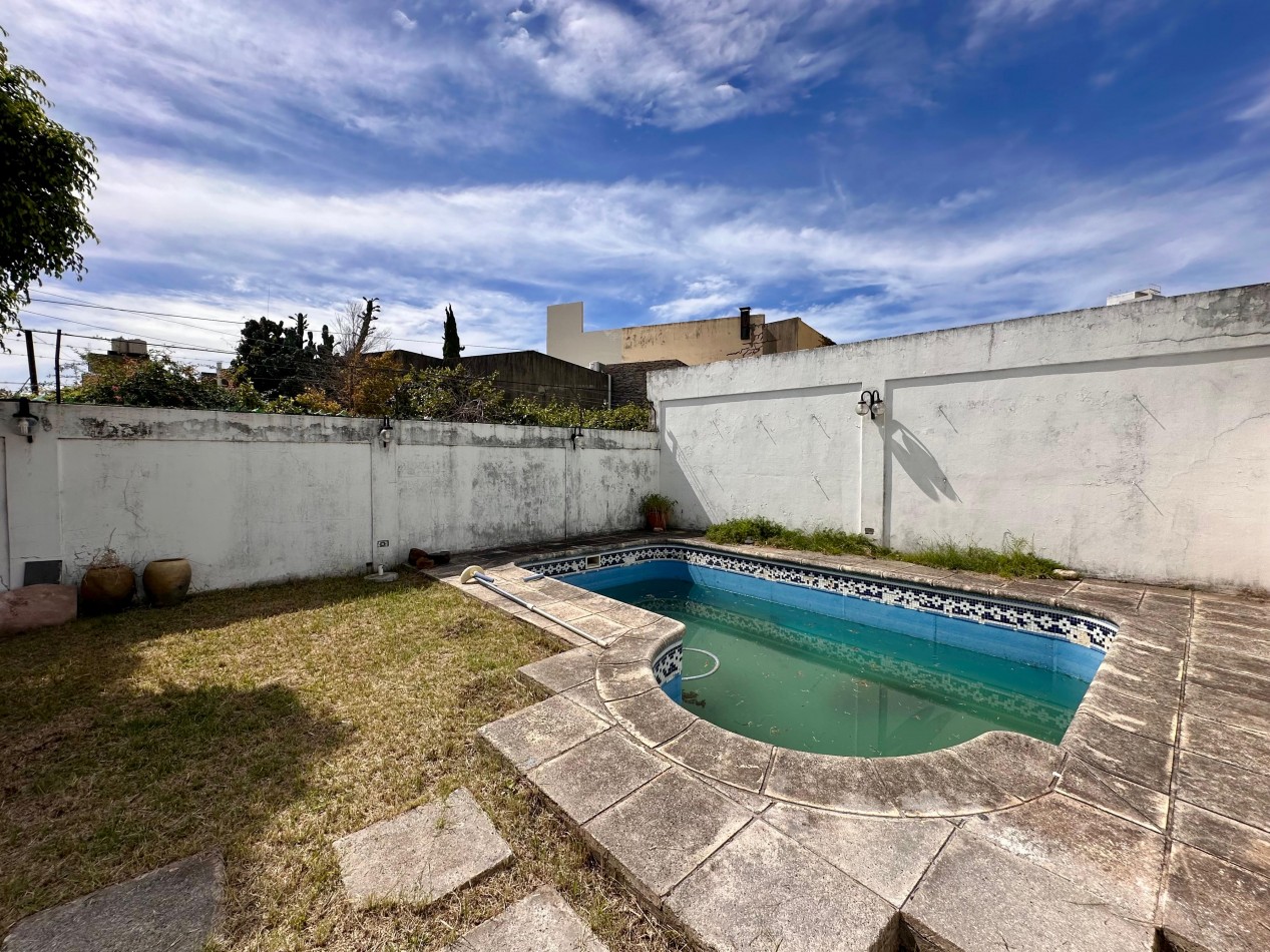 VENDO IMPORTANTE CASA CENTRICA 5 DORMITORIOS, 2 COCHERAS, PILETA U$D 195.000.-