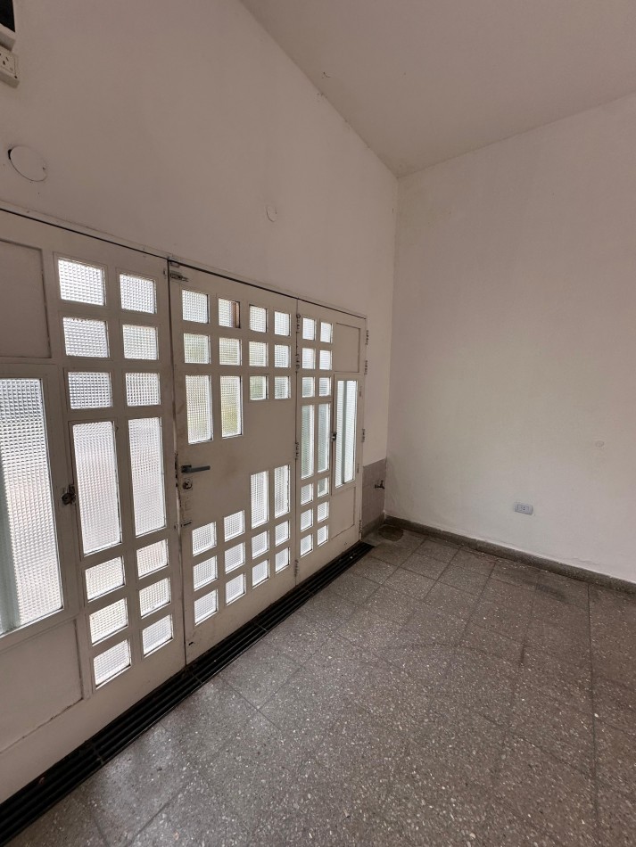 VENDO IMPORTANTE CASA CENTRICA 5 DORMITORIOS, 2 COCHERAS, PILETA U$D 195.000.-