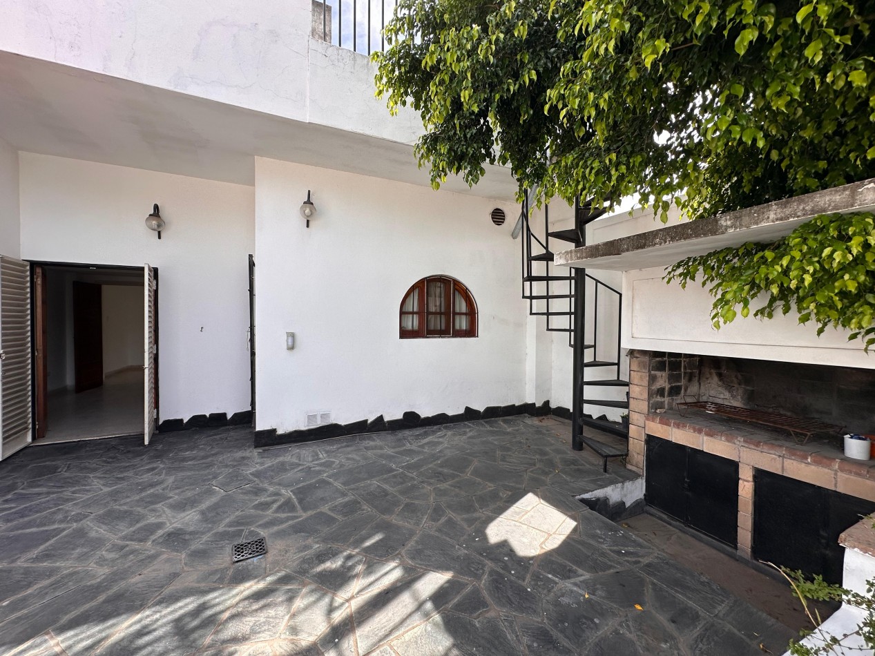 VENDO IMPORTANTE CASA CENTRICA 5 DORMITORIOS, 2 COCHERAS, PILETA U$D 195.000.-