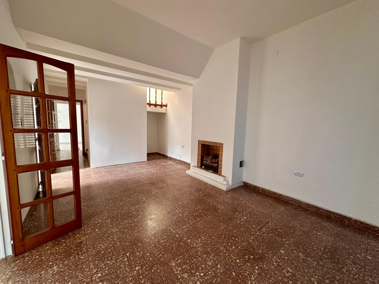 VENDO IMPORTANTE CASA CENTRICA 5 DORMITORIOS, 2 COCHERAS, PILETA U$D 195.000.-