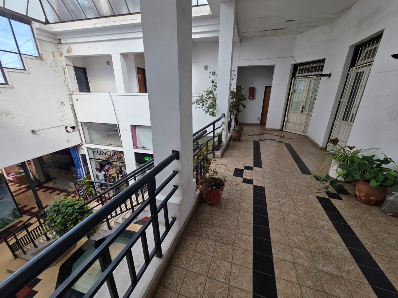 VENDO LOCAL APTO OFICINA,  CONSULTORIO EN LA GALERIA DEL TEATRO U$S 20.000