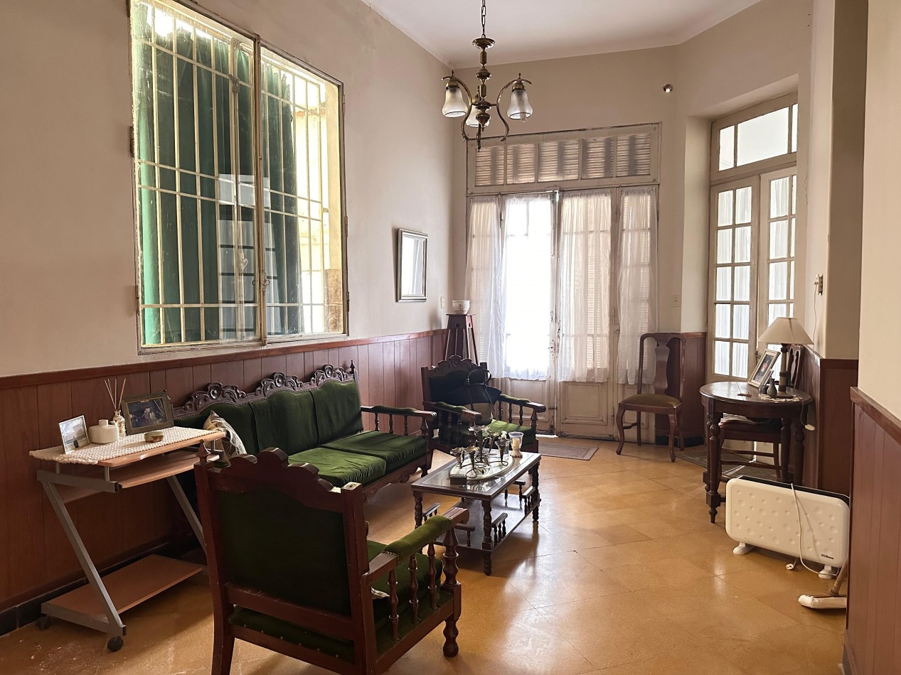 VENDO CASA CENTRICA A RECICLAR 3 DOR, COCHERA U$D 135.000.-