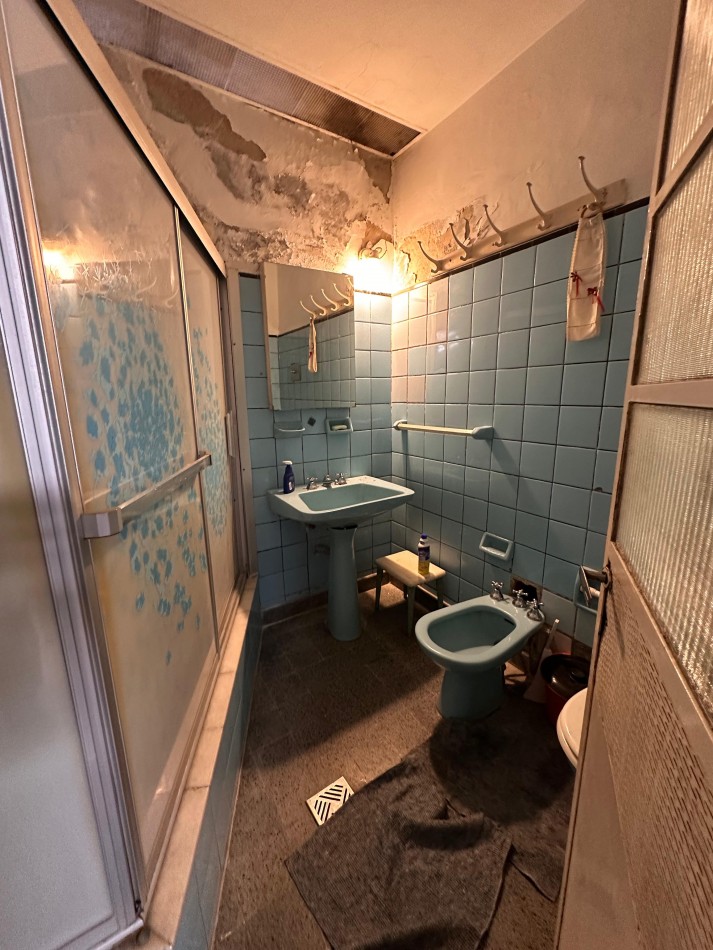 VENDO CASA CENTRICA A RECICLAR 3 DOR, COCHERA U$D 135.000.-