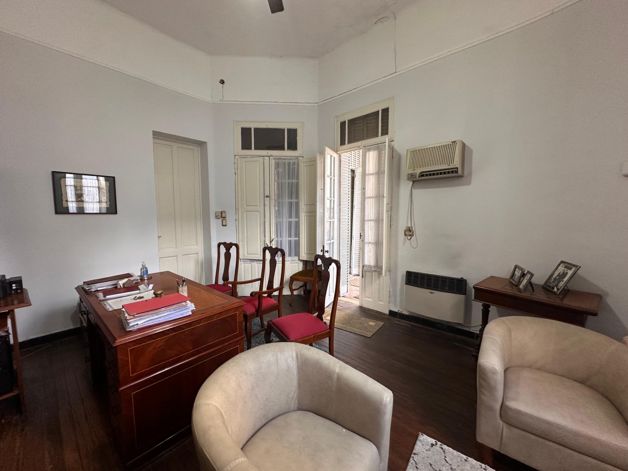 VENDO CASA CENTRICA A RECICLAR 3 DOR, COCHERA U$D 135.000.-