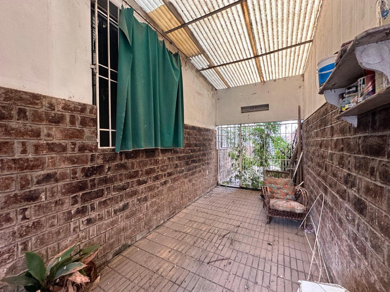 VENDO CASA CENTRICA A RECICLAR 3 DOR, COCHERA U$D 135.000.-