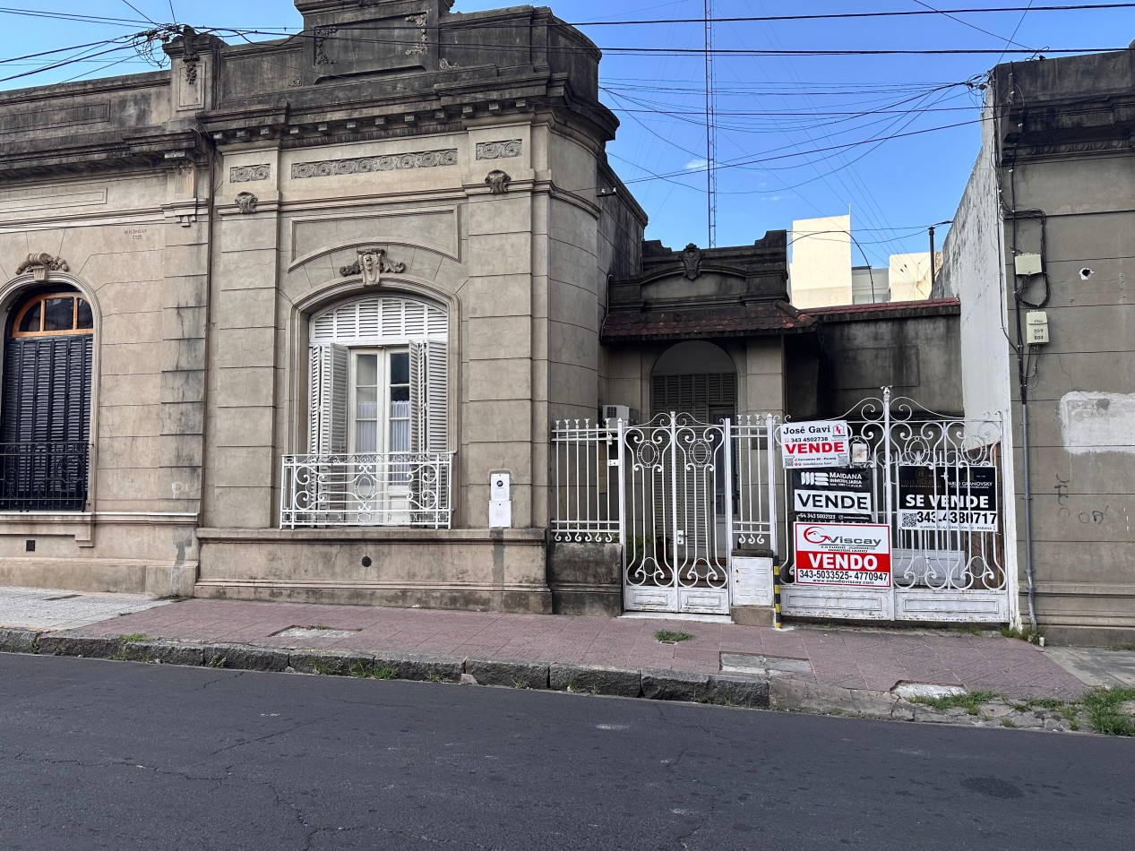 VENDO CASA CENTRICA A RECICLAR 3 DOR, COCHERA U$D 135.000.-