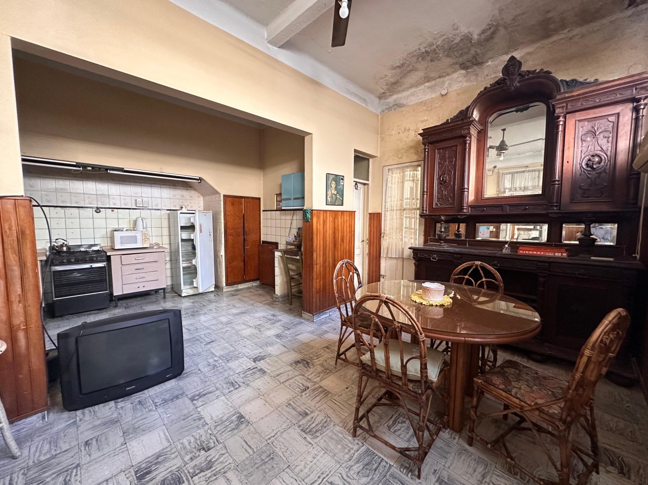 VENDO CASA CENTRICA A RECICLAR 3 DOR, COCHERA U$D 135.000.-