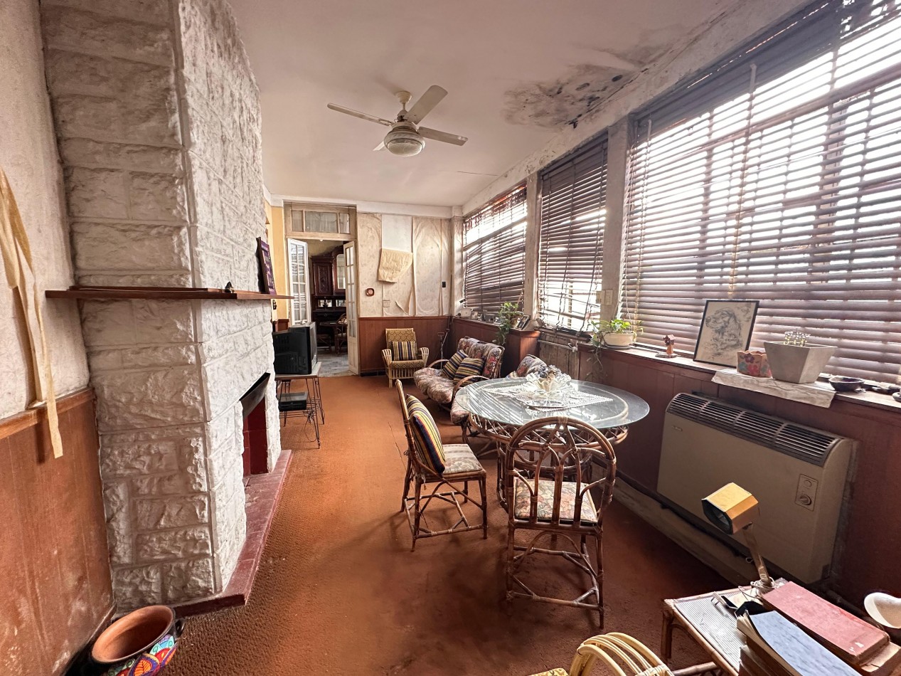 VENDO CASA CENTRICA A RECICLAR 3 DOR, COCHERA U$D 135.000.-