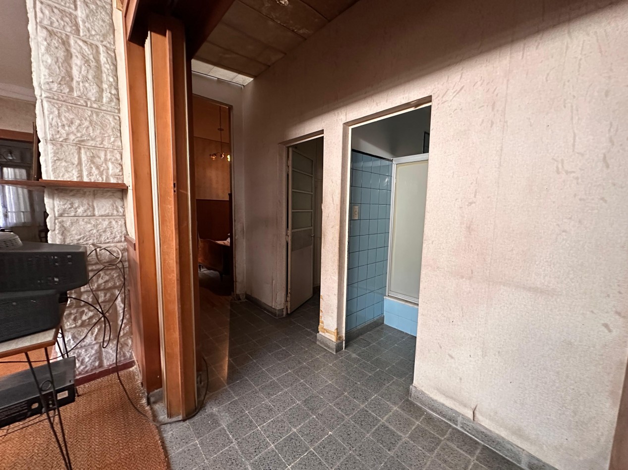 VENDO CASA CENTRICA A RECICLAR 3 DOR, COCHERA U$D 135.000.-