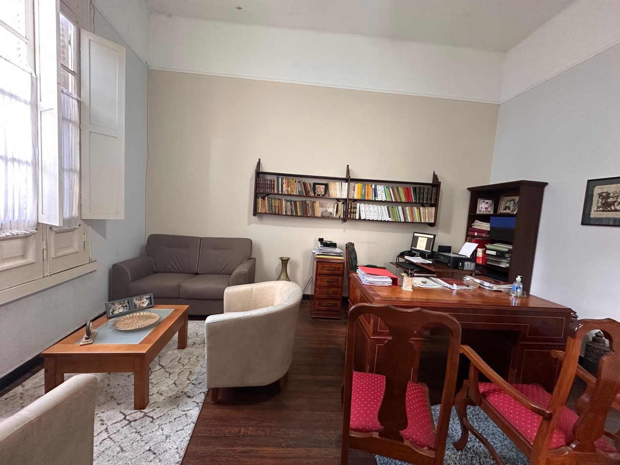 VENDO CASA CENTRICA A RECICLAR 3 DOR, COCHERA U$D 135.000.-