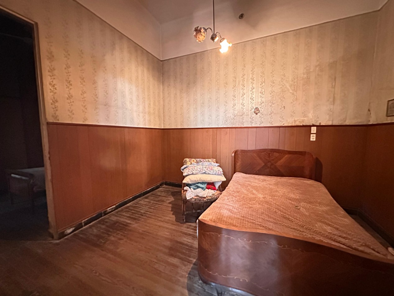 VENDO CASA CENTRICA A RECICLAR 3 DOR, COCHERA U$D 135.000.-