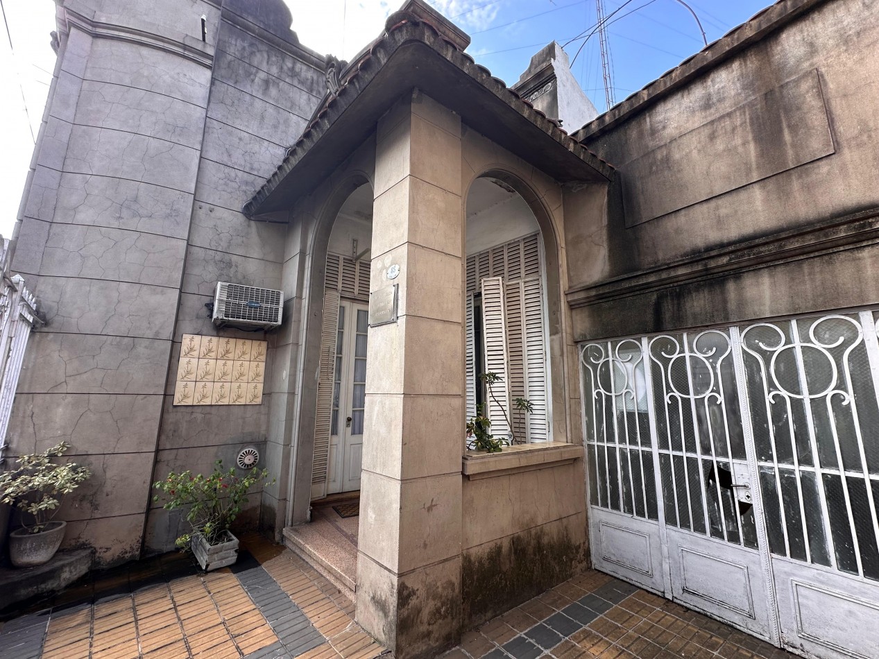 VENDO CASA CENTRICA A RECICLAR 3 DOR, COCHERA U$D 135.000.-