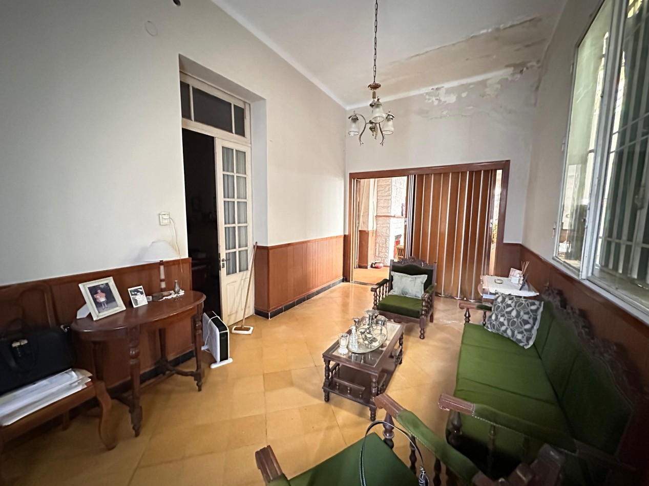 VENDO CASA CENTRICA A RECICLAR 3 DOR, COCHERA U$D 135.000.-