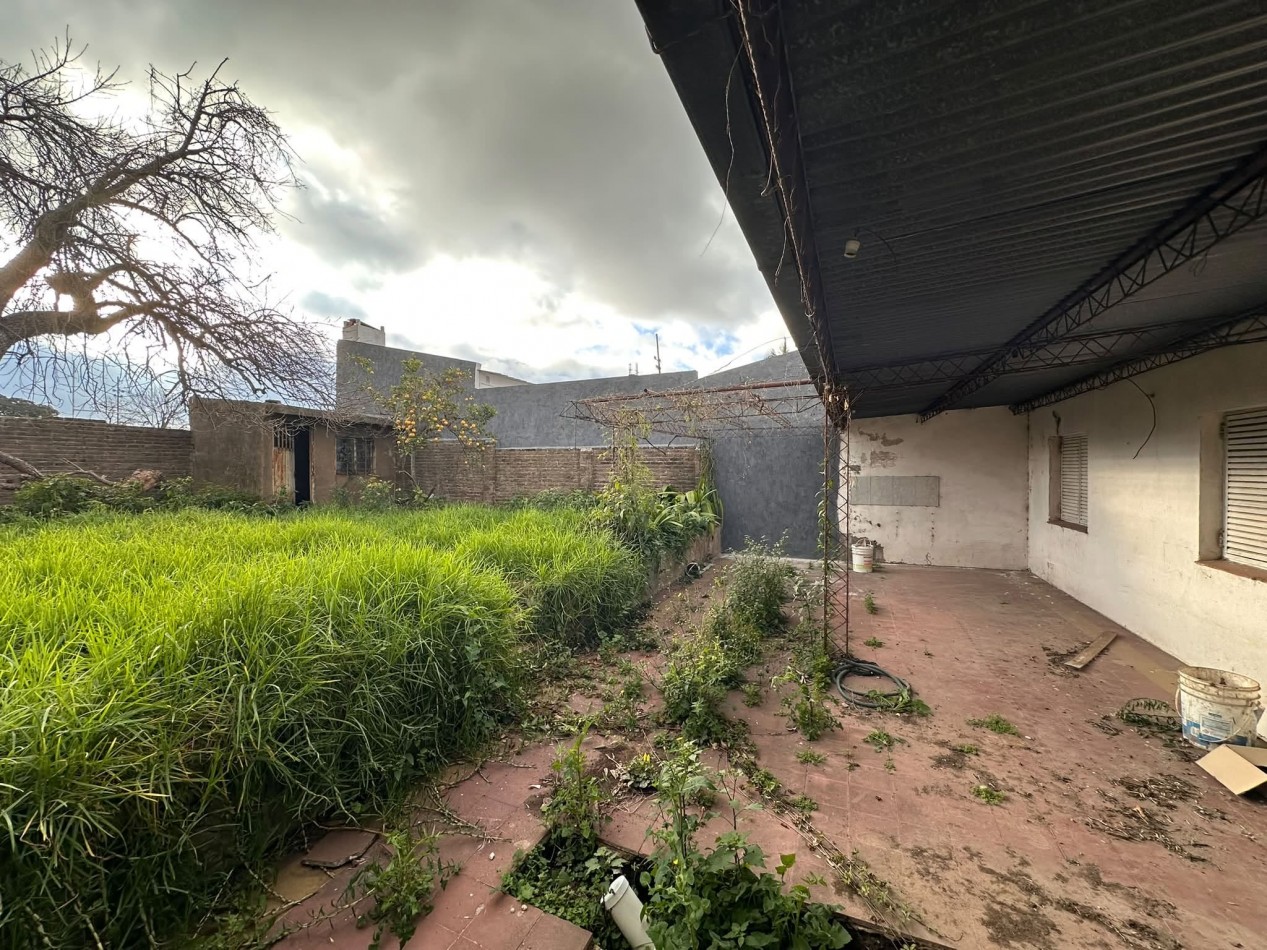 VENDO CASA A RECICLAR ZONA U.T.N