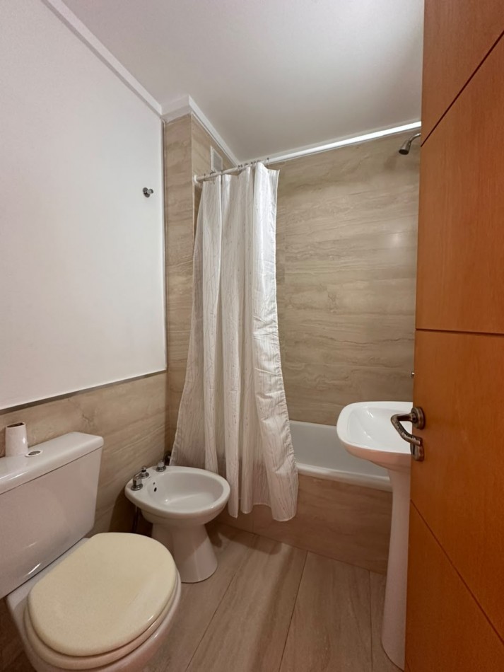 ALQUILO OFICINA/CONSULTORIO ZONA CENTRO $450.000 + EXP+ IMP 