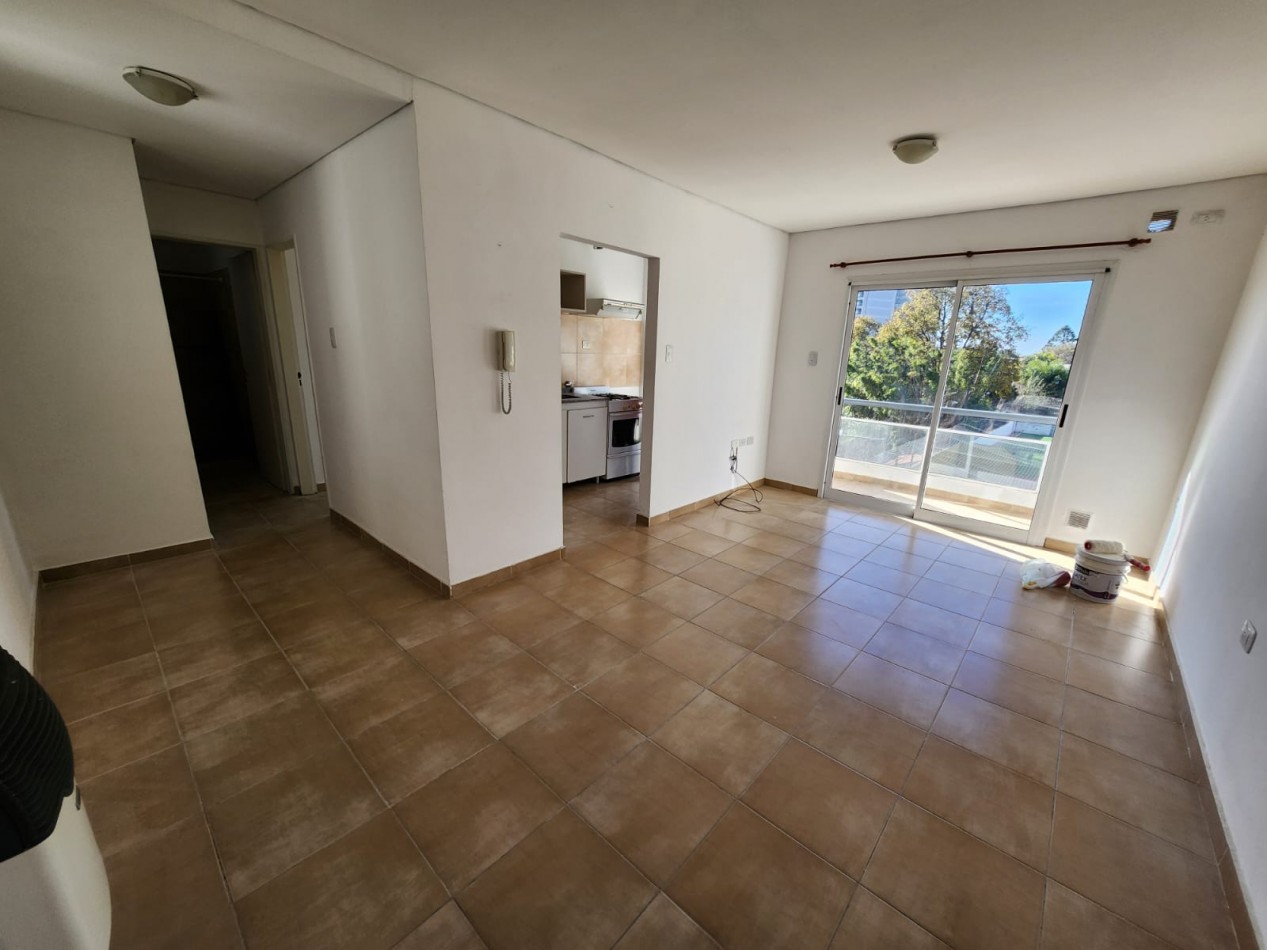 ALQUILO DEPTO 1 DORM CON COCHERA. ZONA PARQUE $500.000 + EXP + IMP .-