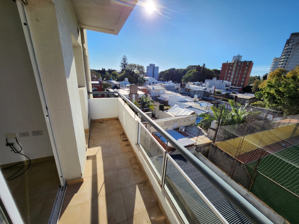 ALQUILO DEPTO 1 DORM CON COCHERA. ZONA PARQUE $500.000 + EXP + IMP .-