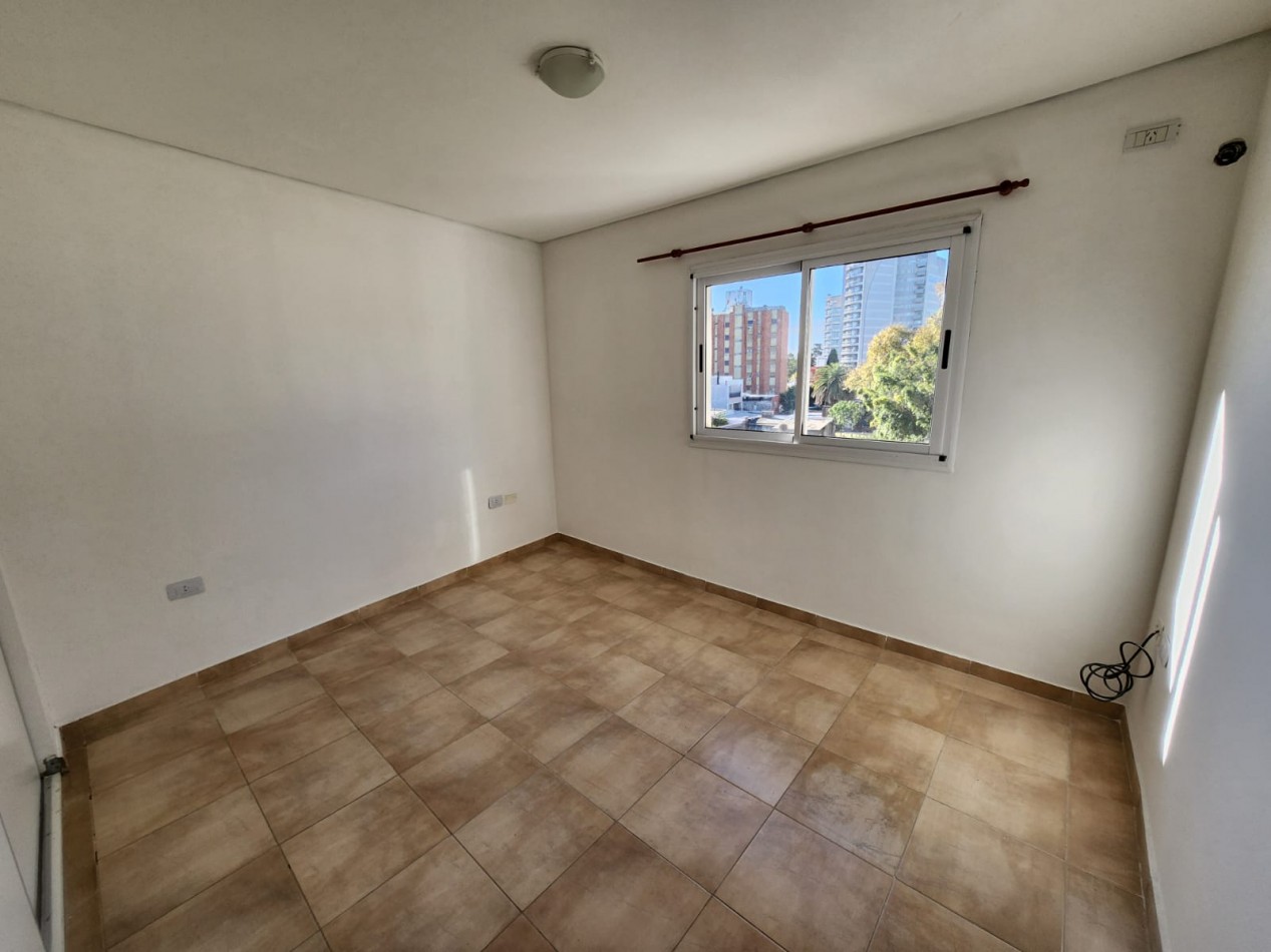 ALQUILO DEPTO 1 DORM CON COCHERA. ZONA PARQUE $500.000 + EXP + IMP .-