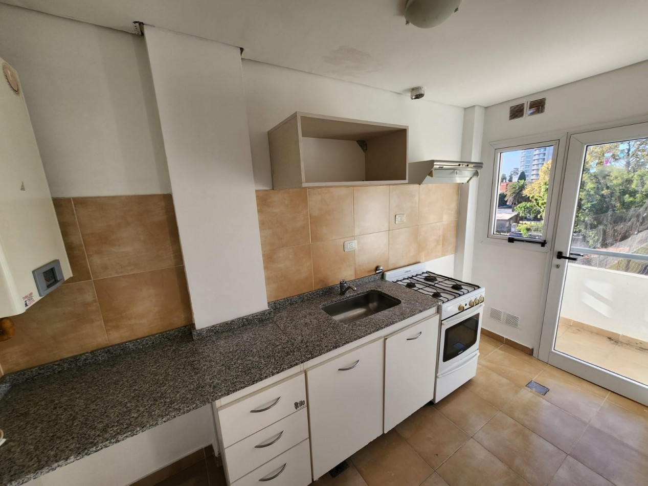 ALQUILO DEPTO 1 DORM CON COCHERA. ZONA PARQUE $500.000 + EXP + IMP .-