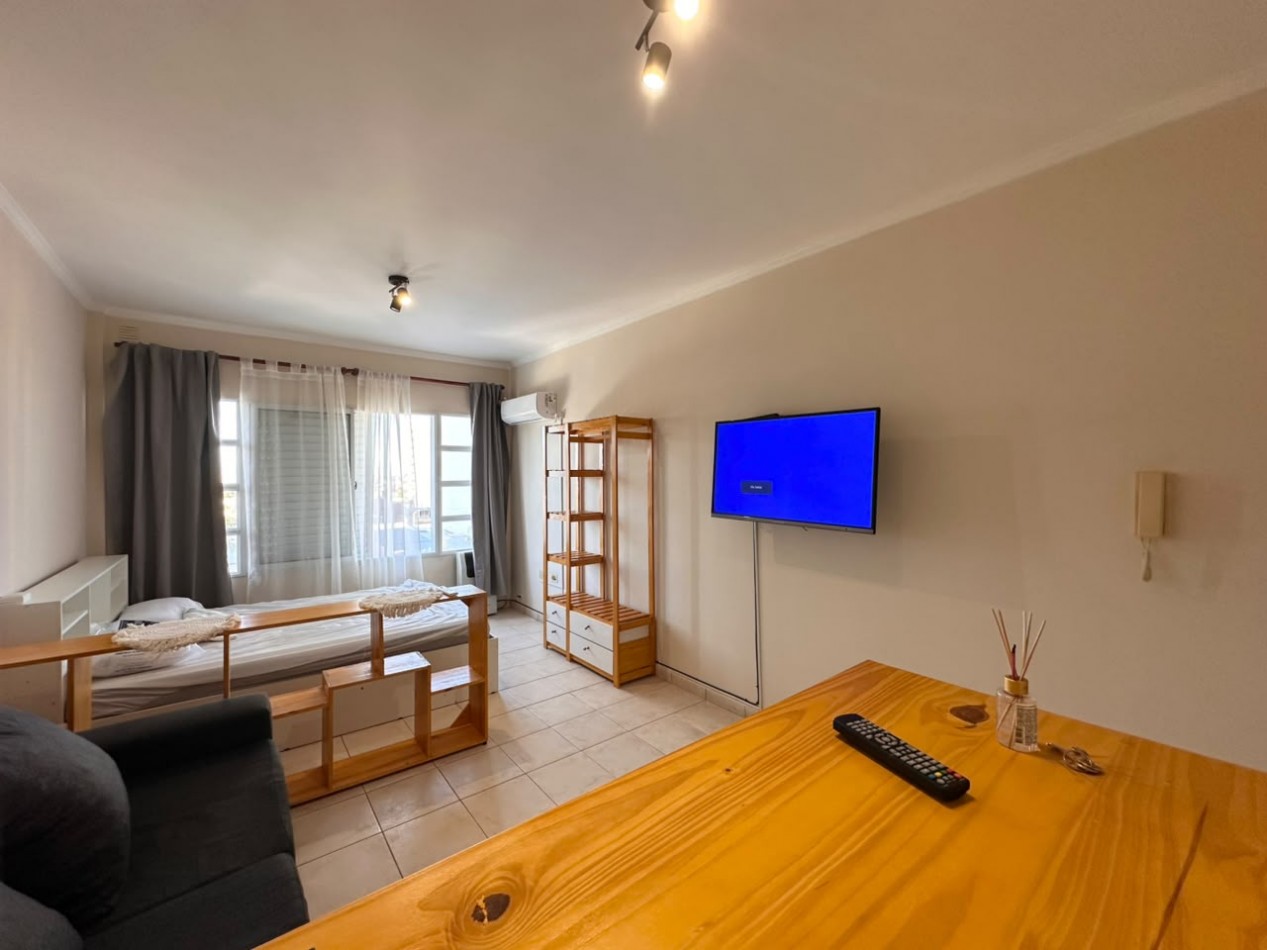 ALQUILO MONOAMBIENTE CON COCHERA $420.000 + EXPENSAS + TASAS. ZONA CENTRO