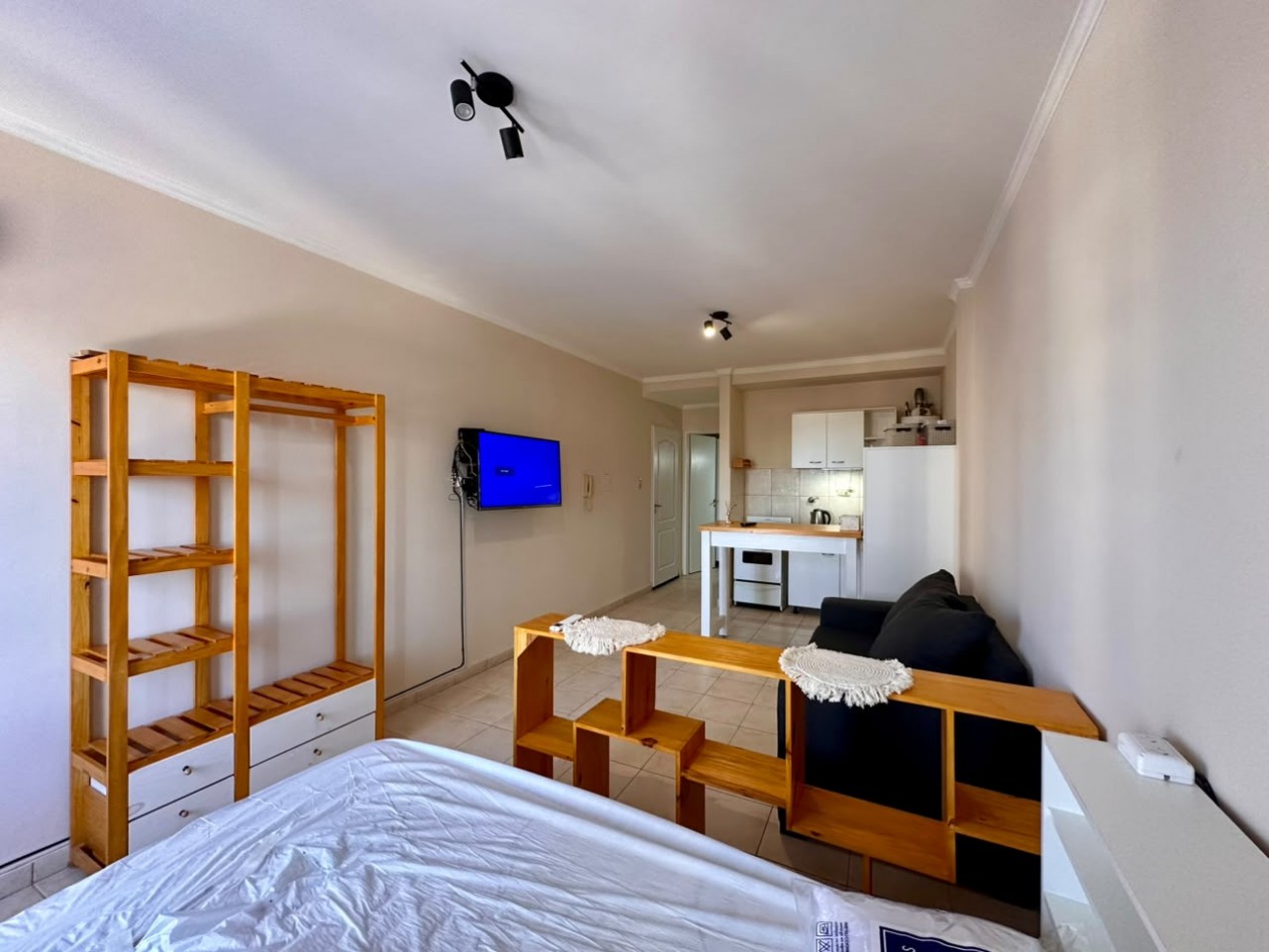 ALQUILO MONOAMBIENTE CON COCHERA $420.000 + EXPENSAS + TASAS. ZONA CENTRO