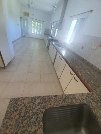 VENDO O PERMUTO ESPECTACULAR INMUEBLE. PILETA, QUINCHO, PARQUE