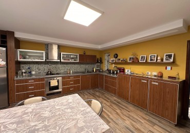 VENDO IMPORTANTE CASA DE 4 DOR, 3 BAÑOS, 2 COCHERAS, JARDIN U$S 380.00.