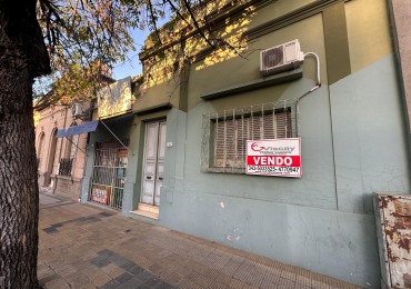 VENDO CASA 3 DORMITORIOS, 2 BAÑOS, COCHERA, PATIO Y QUINCHO.  ZONA CENTRO U$D 110.000 .