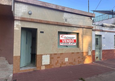VENDO CASA A MODERNIZAR. 2 DORM. 2 BAÑOS
