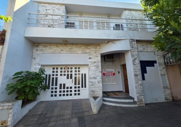 VENDO IMPORTANTE CASA CENTRICA 5 DORMITORIOS, 2 COCHERAS, PILETA U$D 195.000.-